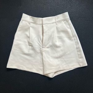 Abercrombie Women's Tailored White Shorts, Small
